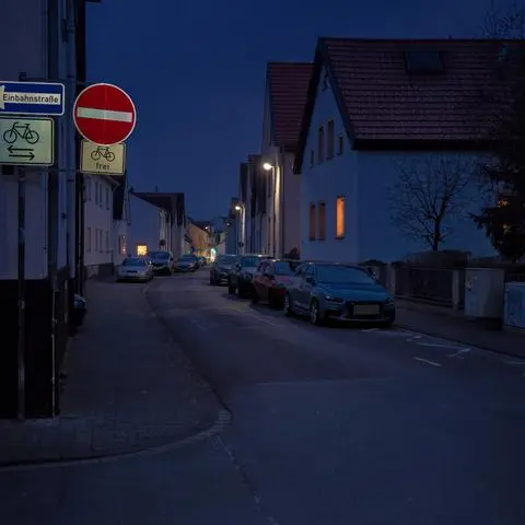 Ein Autofahrer, der vor einem Jahr vor der Polizei flüchtete und sein Auto in der Darmstädter Straße abstellte, war wegen eines verbotenen Kraftfahrzeugrennens vor dem Amtsgericht Darmstadt angeklagt.