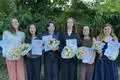 Sie lieferten den jeweils besten Abschluss ihrer Schulform am Schuldorf und erhielten dafür den Henny-Koch-Preis: (von links) Claudia Marie Teltschik (Abitur), Breeze-Kate Jüllich (IB), Rosalyn Kay Holmes (IGCSE), Julia Sophie Renate Elise Peter (qualifizierender Hauptschulabschluss), Emilia Sarah Hertelendy (Realschulabschluss) und Nala Keller (Abschluss Dahrsbergschule).