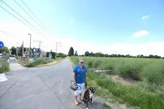 Britta Paske am Rand des Spargelackers an der Arheilger Straße, durch den die Güterzugtrasse verlaufen könnte.
