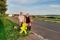 Sandra Henneberg (Grüne, links im Bild) und Désirée Schwalbe vom Elternbeirat setzen sich für mehr Sicherheit auf der Landesstraße zwischen Nordeck und Winnen ein - die "Verkehrsbuddys" sollen dazu beitragen.