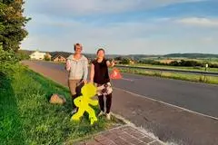 Sandra Henneberg (Grüne, links im Bild) und Désirée Schwalbe vom Elternbeirat setzen sich für mehr Sicherheit auf der Landesstraße zwischen Nordeck und Winnen ein - die "Verkehrsbuddys" sollen dazu beitragen.
