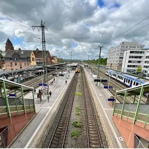 Die Meinung von Pendlern zum Zustand des Gießener Bahnhofs ist geteilt.