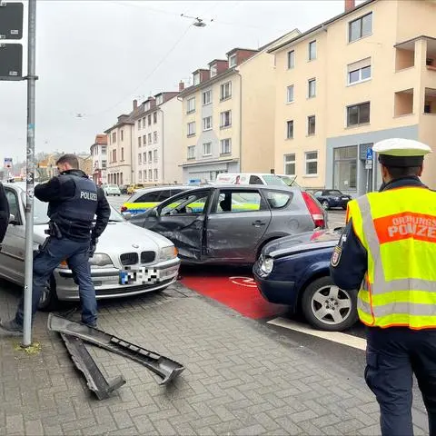 Drei Autos waren am Mittwoch an dem Unfall mitten in Gießen beteiligt.