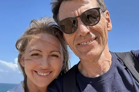 Der Gießener Burkhard Schunkert lebt seit vielen Jahren mit seiner Frau Ute in Jerusalem. Auch jetzt will er bleiben, während Bomben aus dem Iran auf Israel fallen.