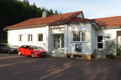 Über die Nutzung des seit Jahren leerstehenden ehemaligen Volksbankgebäudes in Cleeberg und des benachbarten Bürgerhauses besteht weiterer Beratungsbedarf (Archivfoto).