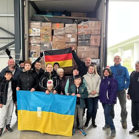 Große Freude bei den fleißigen Akteuren der Ukrainehilfe, hier nur einige von ihnen, um Eberhard Klein (2. v. r.): Der Lkw mit den Hilfsgütern ist pünktlich gepackt und inzwischen bereits in der Ukraine angekommen.	Foto: Imme Rieger