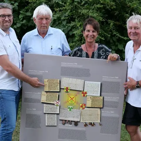 Das Autorenteam des Jubiläumsbuches „Cleeheim 774“ (v. l.) Marius Reusch, Martin Hanika, Doris Müller-Heinz und Jogi Röhrig zeigt auf der Collage mit den Ersterwähnungen der Langgönser Ortschaften auf die älteste von 744 .