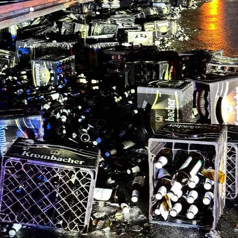 Das ging wohl daneben: Ein Laster hat am Mittwochabend mehrere Bierkästen auf der A485 bei Langgöns verloren. 
