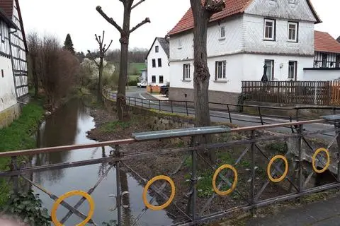 Das Geländer der Kleebachbrücke und die Mauer inklusive Geländer in der Bennergasse in Niederkleen sollen saniert werden.