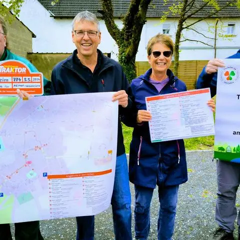 Sie präsentieren die Plakate und das Programm zum „Tag der offenen Höfe“ in Niederkleen (v.l.): Arno Meckling, Matthias Höringer, Doris Müller-Heinz und Herbert Röhrich.