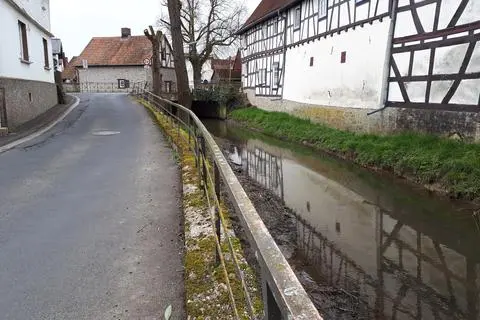 Das Geländer der Kleebachbrücke und die Mauer inklusive Geländer in der Bennergasse in Niederkleen sollen saniert werden.
