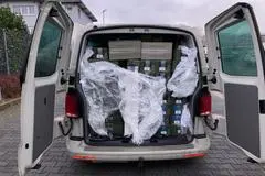 Am Wochenende hat die Polizei auf der A5 bei Pohlheim den Kleinbus eines Weinliebhabers aus dem Verkehr gezogen. Dieser hatte über 1800 Flaschen ungesicherten Wein geladen.