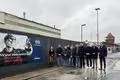 Im Hintergrund spricht das geschlossene Tor Bände, die Plakatwerbung links dürfte den RHI-Mitarbeitern mittlerweile sauer aufstoßen. Betriebsrat und Vertreter der Kommunalpolitik freuen sich zwar über das Ergebnis, das die Arbeitnehmervertretung ausgehandelt hat, doch geht man auch mit der Unternehmensführung hart ins Gericht. 