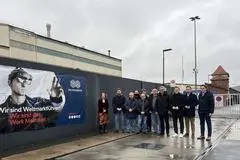 Im Hintergrund spricht das geschlossene Tor Bände, die Plakatwerbung links dürfte den RHI-Mitarbeitern mittlerweile sauer aufstoßen. Betriebsrat und Vertreter der Kommunalpolitik freuen sich zwar über das Ergebnis, das die Arbeitnehmervertretung ausgehandelt hat, doch geht man auch mit der Unternehmensführung hart ins Gericht. 