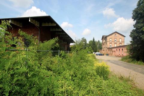 Auf dem Gelände am alten Bahnhof sollen Reihenhäuser sowie ein Mehrfamilienhaus gebaut werden. Foto:hbz/Jörg Henkel  Foto: 