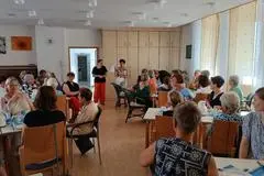 Mehr als 50 Besucherinnen waren auf Einladung des evangelischen Dekanates zum Frauenfrühstück zum Thema „Frauen und rechte Strömungen“ nach Bischofsheim gekommen.