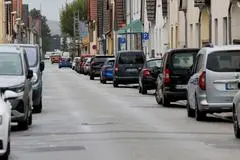 Verengte Fahrbahnen wie auch blockierte Gehwege sind seit längerer Zeit in Bischofsheim ein Problem. Künftig soll das freie Fortkommen für Rollatoren, Kinderwagen und  andere Passanten stärker durchgesetzt werden. Verwarnungen an Gehwegparker wurden in der vergangenen Woche bereits ausgestellt. 
