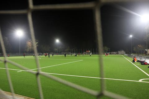 Obwohl die Flutlichtanlage einer der größten Stromverbraucher im Verein ist, wird daran bei der SV07 Bischofsheim nicht gespart.