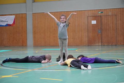 Lina (Mitte) trainiert unter anderem mit Jaden, Tyler, Alesia und Thalea jeden Dienstag im Volkshaus Klein-Gerau. Die Kinder gehören zur neuen Tanzgruppe des SV Klein-Gerau. © Marc Schüler