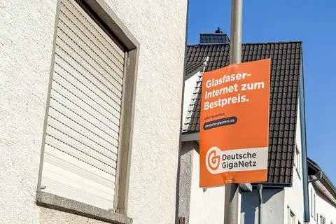 Nur noch vereinzelte Werbeplakate zeigen die Präsenz der Deutschen GigaNetz in Büttelborn.