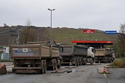 Lastwagen auf dem Weg zur Deponie in Büttelborn. Auch freigemessener Bauschutt aus dem AKW Biblis soll nach dem Willen des Regierungspräsidiums hier gelagert werden.