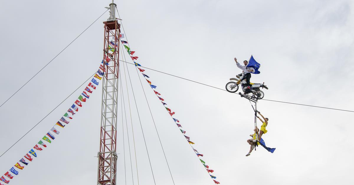 High-wire show defies rain and wind at the Gernsheim fishing festival