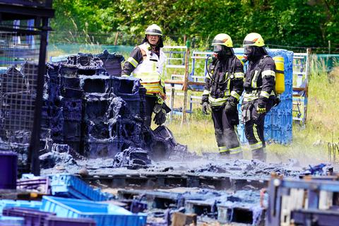 Zahlreiche Kunststoffbehälter und Palletten sind bei dem Brand geschmolzen und zerstört worden.