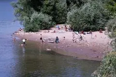 Der Gustavsburger Mainstrand ist bei schönem Wetter dicht bevölkert. Allerdings ist das Baden dort verboten.