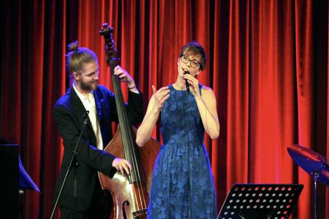Sängerin Maria Kaulbarsch und Kontrabassist Bastian Weinig beim Konzert „Talkin‘ Ella“.Foto: hbz/Jörg Henkel  Foto: hbz/Jörg Henkel
