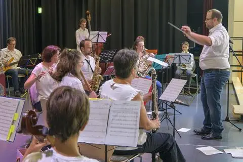 Das 2015 gegründete und von Stefan Burk (rechts) geleitete Orchester der Groß-Gerauer Musikschule spielt in der Dornheimer Riedhalle.