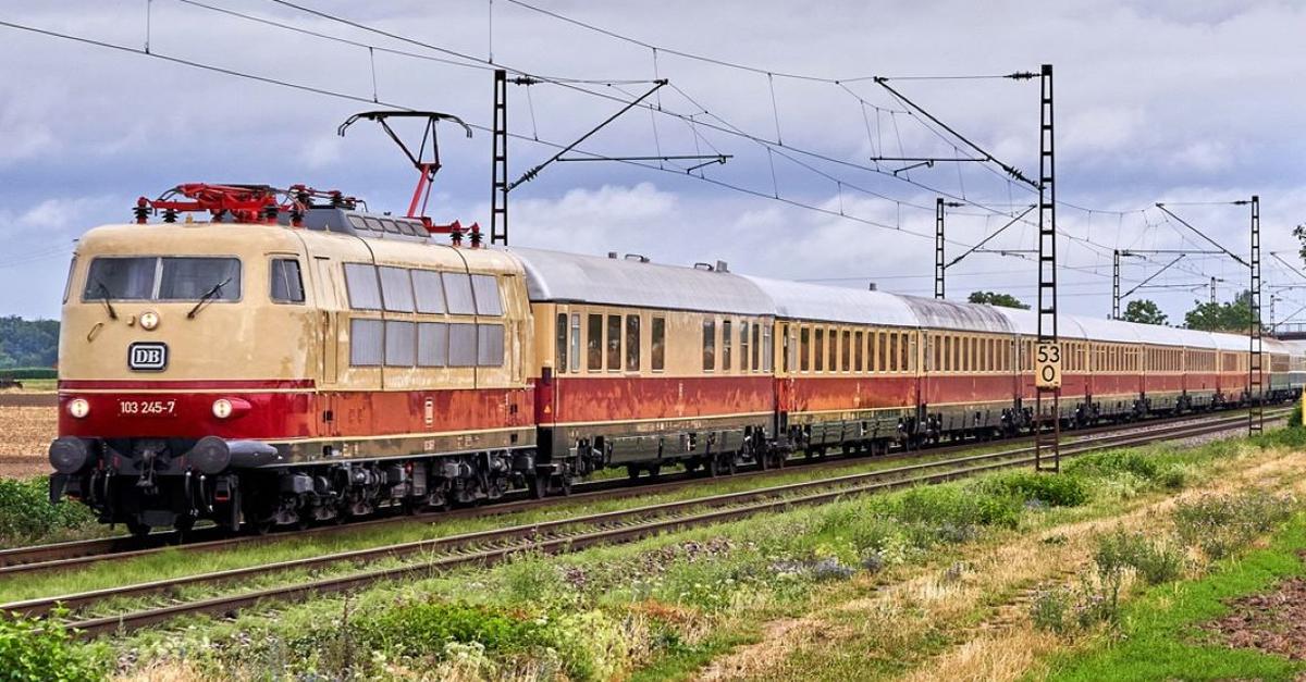 Nostalgie-Intercity „Walhalla“ hält in Groß-Gerau