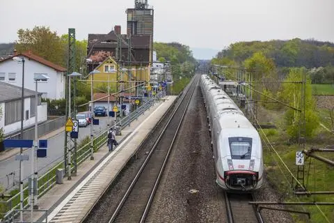 Deutlich länger als ursprünglich geplant soll die Lärmschutzwand an der Riedbahn in Dornheim werden.