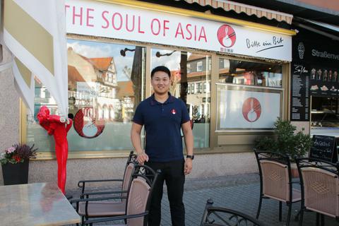 Jonas Franz, Inhaber von „Changs Restaurant“ in Groß-Gerau, ist bislang sehr gut durch die Krisenjahre gekommen, obwohl auch seine Außenbestuhlung angesichts des kalten Frühlings weitgehend leer bleibt. 