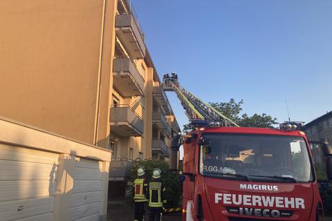 Mit der Drehleiter hat die Groß-Gerauer Feuerwehr am Dienstagabend Bewohner eines Mehrfamilienhauses in der Brignoler Straße retten müssen.