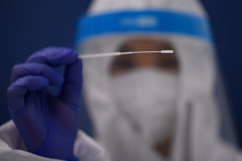 Ein Stäbchentest wird in einem Corona-Testzentrum ausgewertet. Foto: dpa