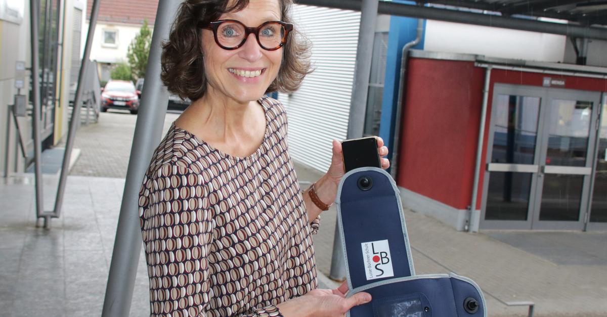 Luise-Büchner-Schule Groß-Gerau führt Handytaschen für Fünftklässler ein
