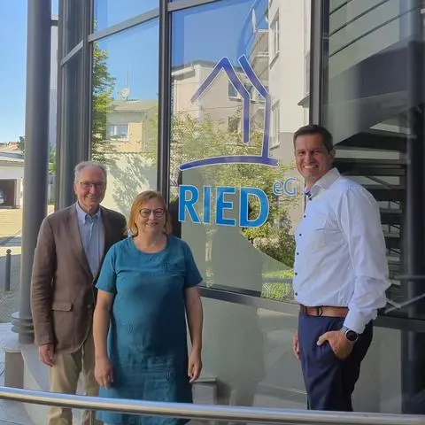 Bei ihrer in der vorigen Woche über die Bühne gegangenen Sommertour „Wohnen in Hessen“ sprachen der Linken-Bundestagsabgeordnete Jörg Cezanne (links) sowie die Kreisverbands- und Fraktionsvorsitzende Christiane Böhm auch mit Jan Fischer, dem Vorstand der BG Ried, über die aktuelle Situation der Wohnungswirtschaft in Südhessen sowie politische Lösungsansätze für bezahlbares Wohnen.