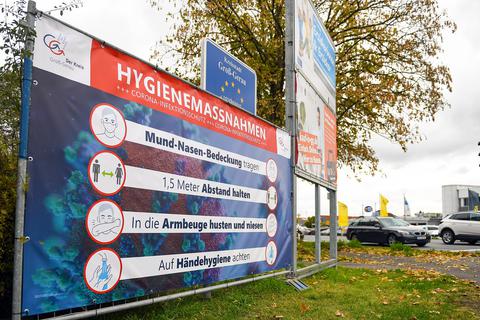 Mit großen Plakaten in Groß-Gerau weißt der Kreis auf die Corona-Hygienemaßnahmen hin. Foto: Vollformat/Samantha Pflug