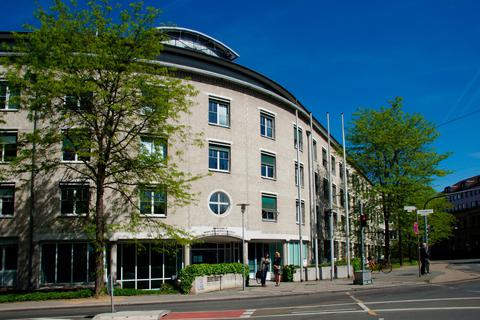 Im Gebäude der Sozial- und Arbeitsgerichte in Darmstadt wird im Oktober über die Entlassung eines Chefarztes der Kreisklinik Groß-Gerau verhandelt. Archivfoto: Lohr/Schiek 