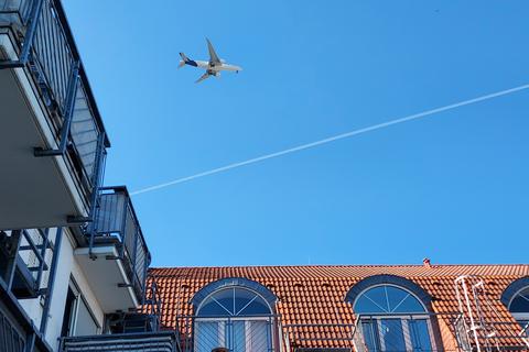Am Himmel über Rüsselsheim sind fast ständig Flugzeuge zu sehen und zu hören. Aber auch in vielen anderen Kommunen im Kreis Groß-Gerau sowie andernorts rund um den Frankfurter Flughafen stöhnen die Bewohner über Fluglärm.