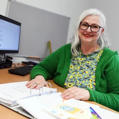 Diakonie-Bereichsleiterin Kerstin König am Schreibtisch.