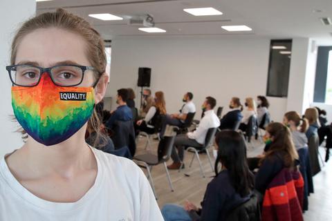 Mit den passenden Masken präsentieren sich die Schüler.  Foto: Vollformat/Frank Möllenberg 
