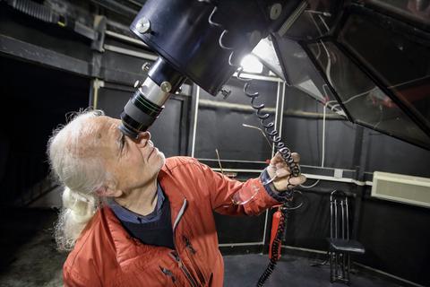 Der Astrophysiker Johannes Ohlert nutzt das Trebur Ein-Meter-Teleskop (T1T) für wissenschaftliche Messungen. 
