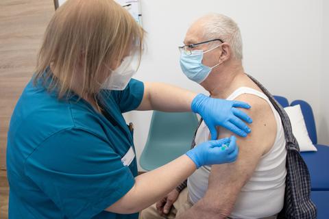 Impfstart in Hausarztpraxen: Günther Stieglitz wird im MVZ von Lina Faust geimpft. Foto: Vollformat/Volker Dziemballa