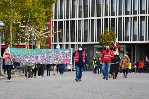 Vor der Sparkasse in Groß-Gerau demonstrieren Verdi-Mitglieder. Foto: Vollformat/Samantha Pflug 