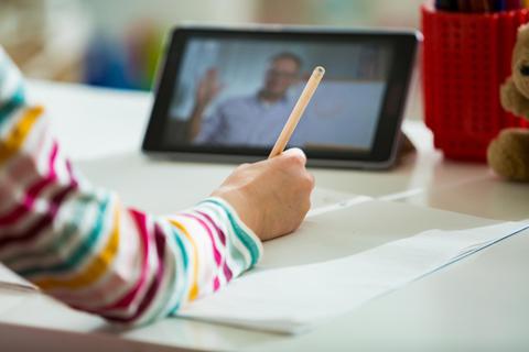 Das Lernen mit Tablet-Unterstützung soll an den Schulen im Kreis Groß-Gerau weiter vorangetrieben werden. Archivfoto: Aleksandra Suzi - stock.adobe