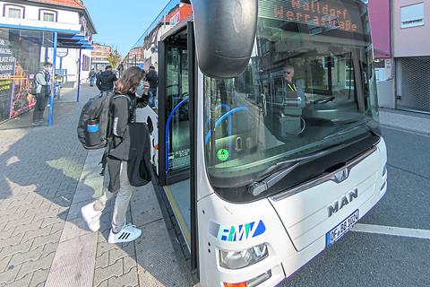 Zusätzlich zu den Linienbussen setzt der Kreis Groß-Gerau auf stark ausgelasteten Strecken wie beispielsweise zwischen Mörfelden und Rüsselsheim extra Schulbusse ein. Foto: Vollformat/Volker Dziemballa 