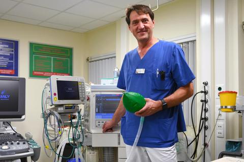 Im Schockraum der Kreisklinik: Nazmi Ademi ist neuer Chefarzt der Anästhesiologie. Foto: Pflug