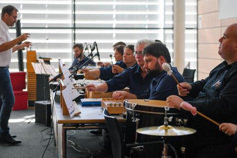 Das Orchester „Die Basisten“ unter der Leitung von Michael Ullrich des Dienstes „Basis e.V. Mainspitze“ bietet auf der Bühne Hits. Foto: Samantha Pflug