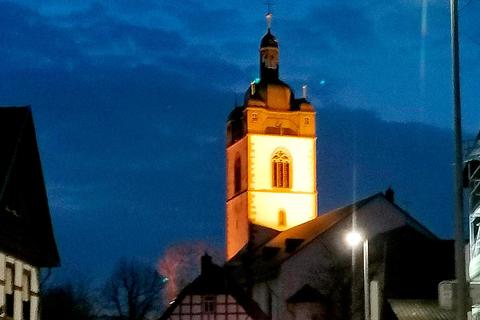 Noch ist der Stadtkirchenturm als Wahrzeichen der Kreisstadt angestrahlt. Foto: Wulf-Ingo Gilbert 